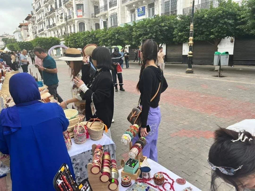 游客在阿尔及尔市中心无车日探索文化活动