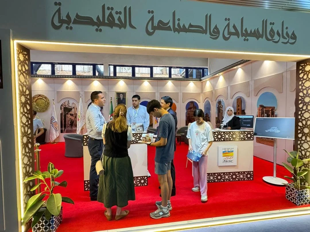 توافد الزوار إلى جناح السياحة والصناعة التقليدية في IATF 2025