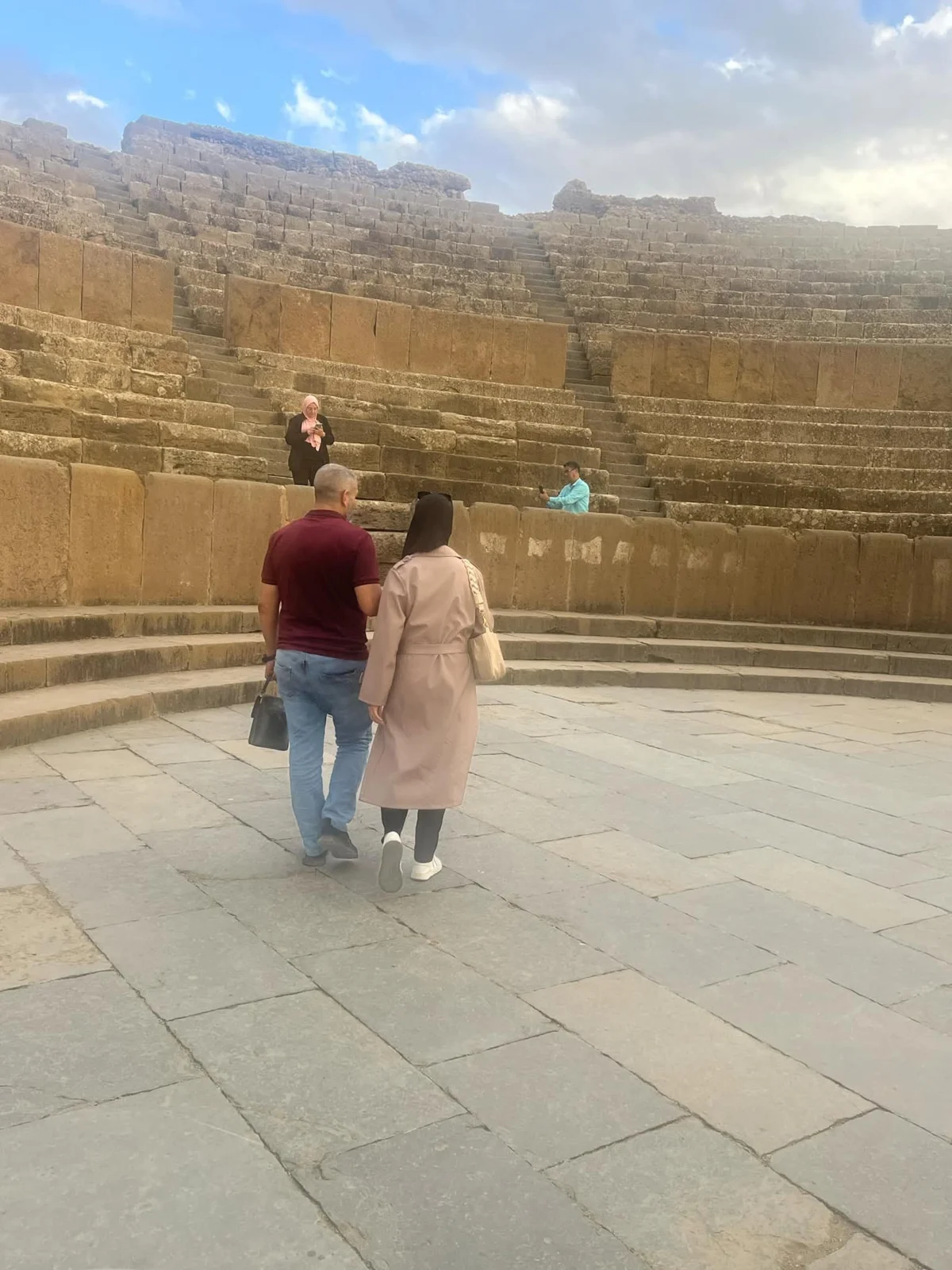 媒体人开启旅程,介绍历史旅游路线