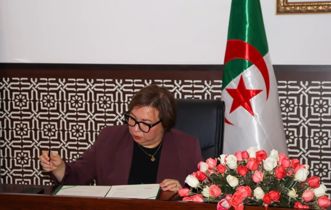 Firma de un protocolo de cooperación para la formación de guías turísticos no certificados entre el Ministerio de Turismo y la Industria Tradicional y el Ministerio de Formación y Educación Profesional