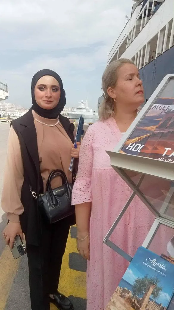 Arrivée d'un bateau touristique au port d'Alger