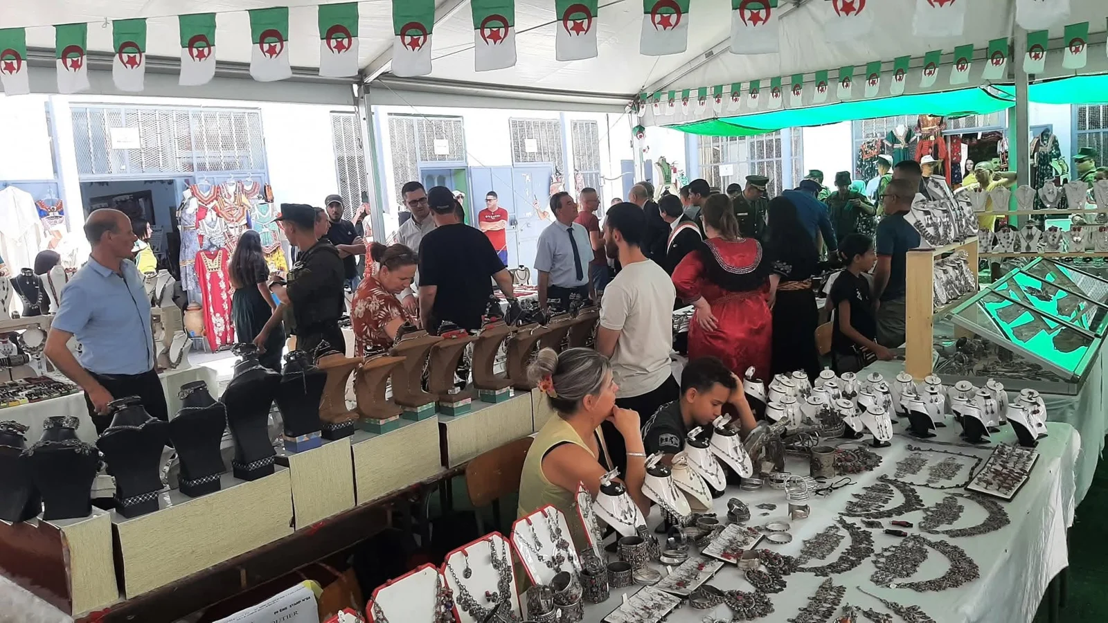 افتتاح الطبعة التاسعة عشرة لعيد الفضة بآث يني