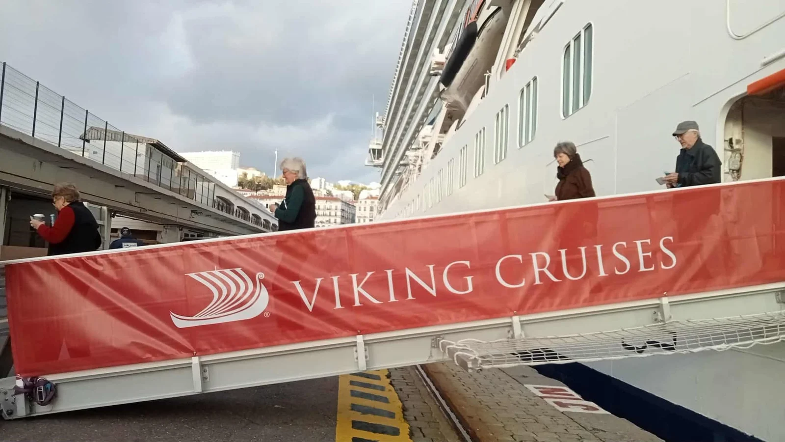Принятие туристического лодки Viking Saturn в порту Алжира