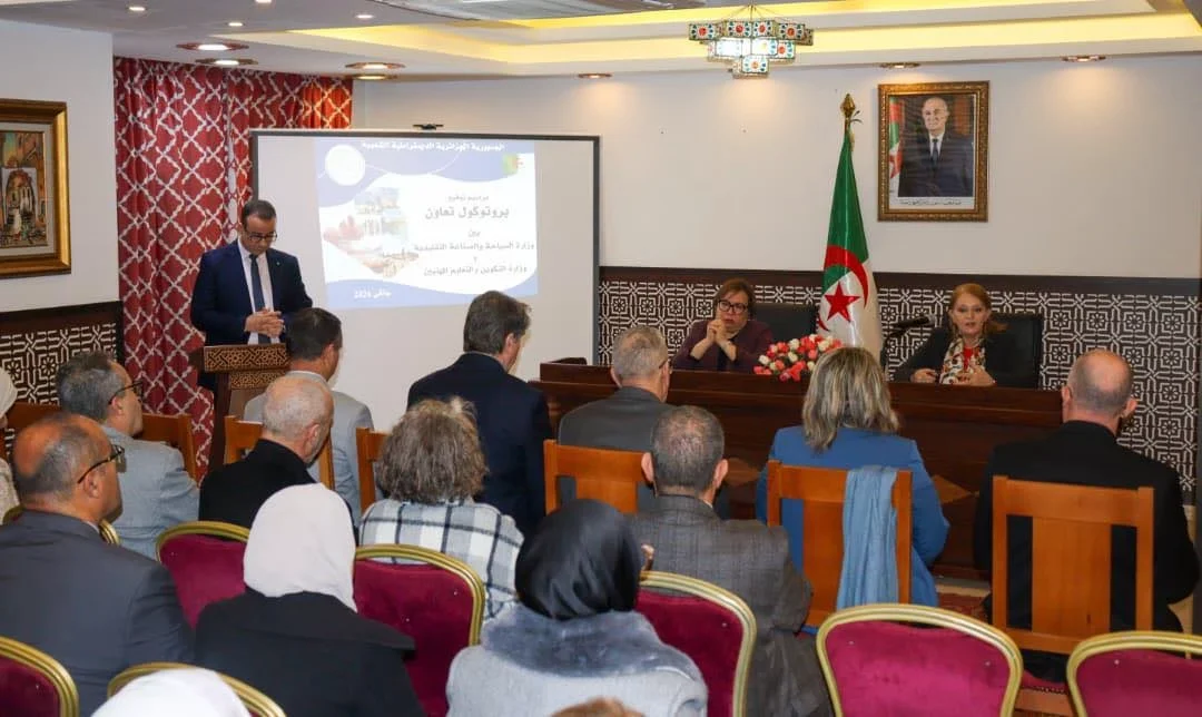 Firma de un protocolo de cooperación para la formación de guías turísticos no certificados entre el Ministerio de Turismo y la Industria Tradicional y el Ministerio de Formación y Educación Profesional