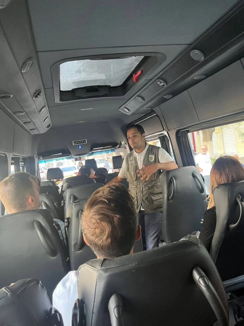 美国新闻代表团完成在阿涅巴的考察之旅