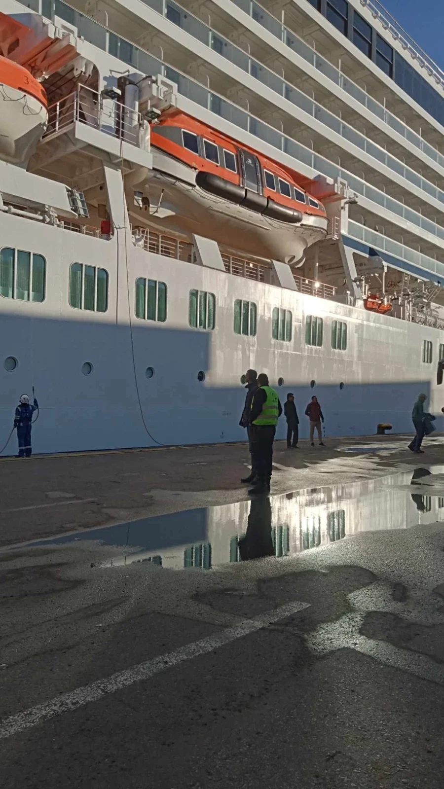 Llegada del barco de pasajeros Viking Saturn Bergen al puerto de Álxira