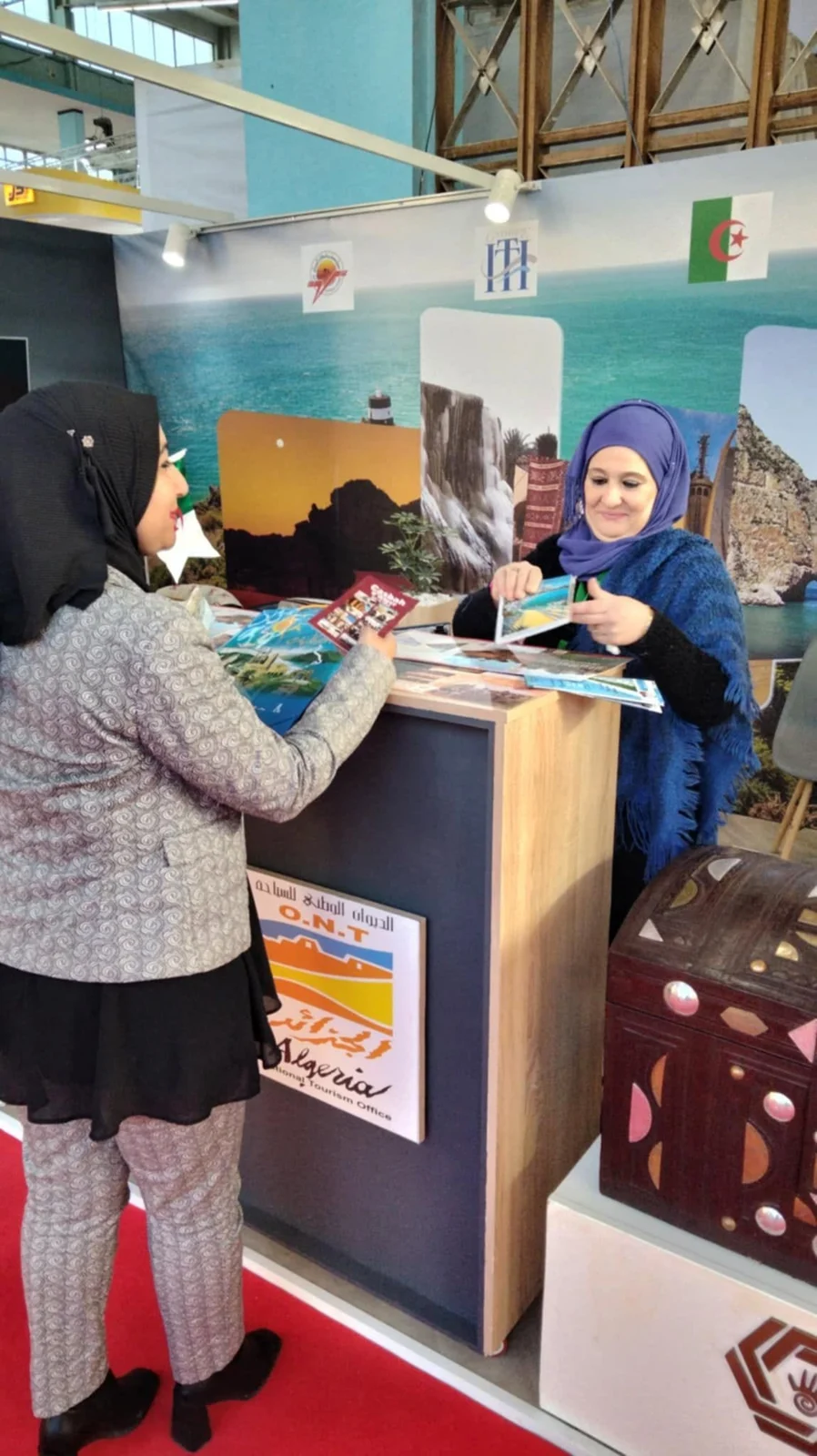 إقبال العائلات والأطفال على جناح الديوان بمعرض الإنتاج الجزائري