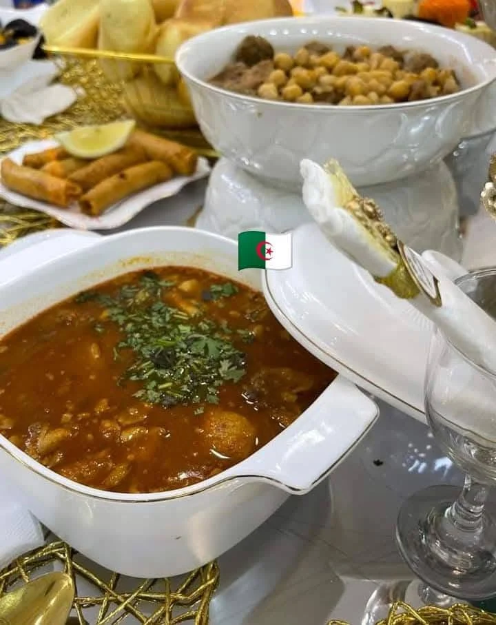 Чашка фрик — женщина на завтраке в Алжире