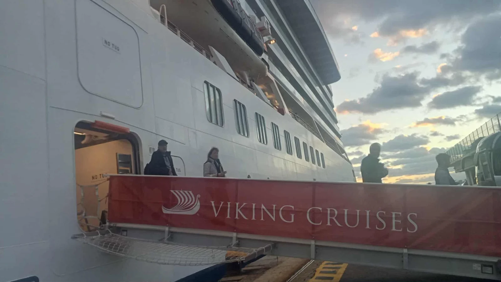 Принятие туристического лодки Viking Saturn в порту Алжира