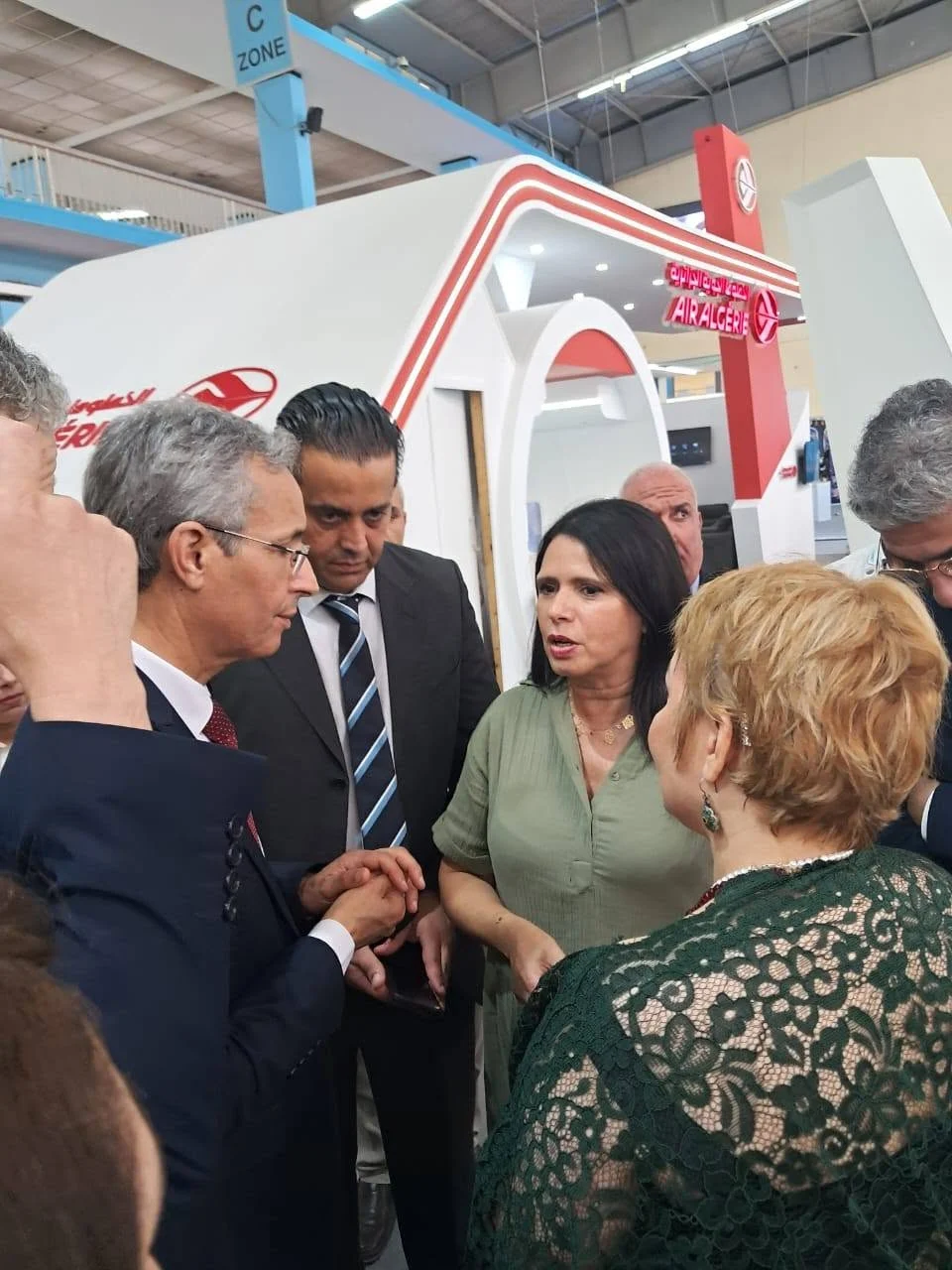 Llegada de los operadores turísticos al salón del Consejo en SITEV 2025