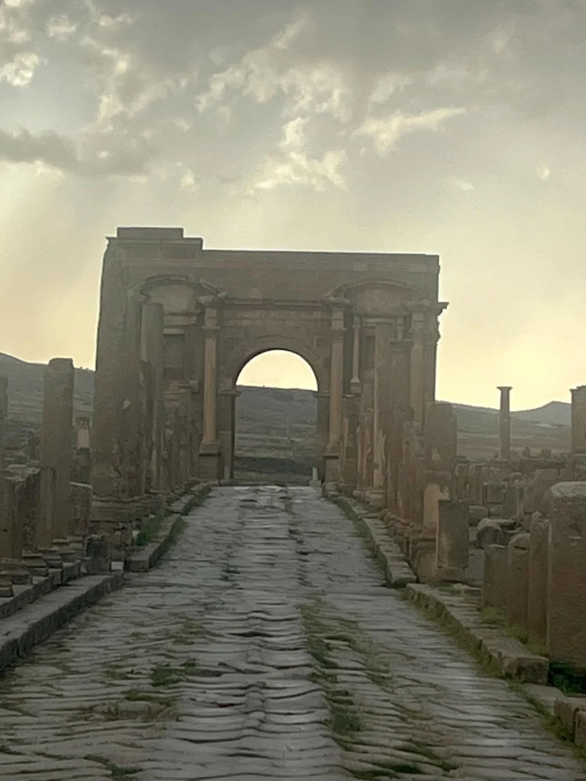 媒体人开启旅程,介绍历史旅游路线