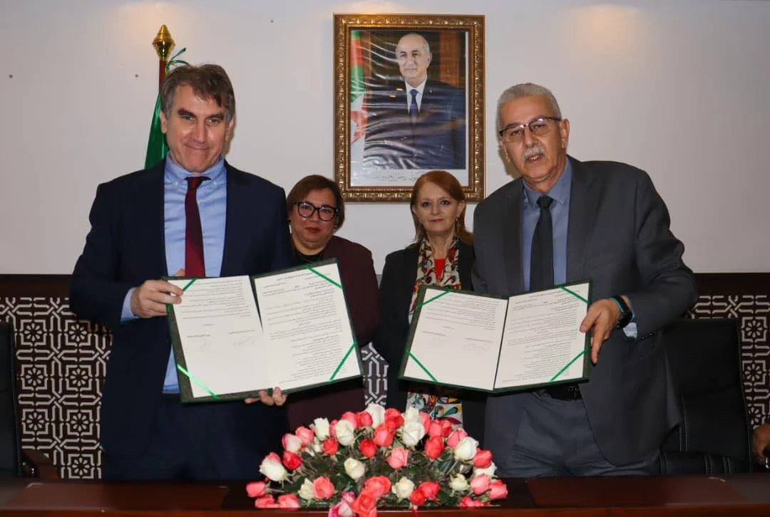 Firma de un protocolo de cooperación para la formación de guías turísticos no certificados entre el Ministerio de Turismo y la Industria Tradicional y el Ministerio de Formación y Educación Profesional