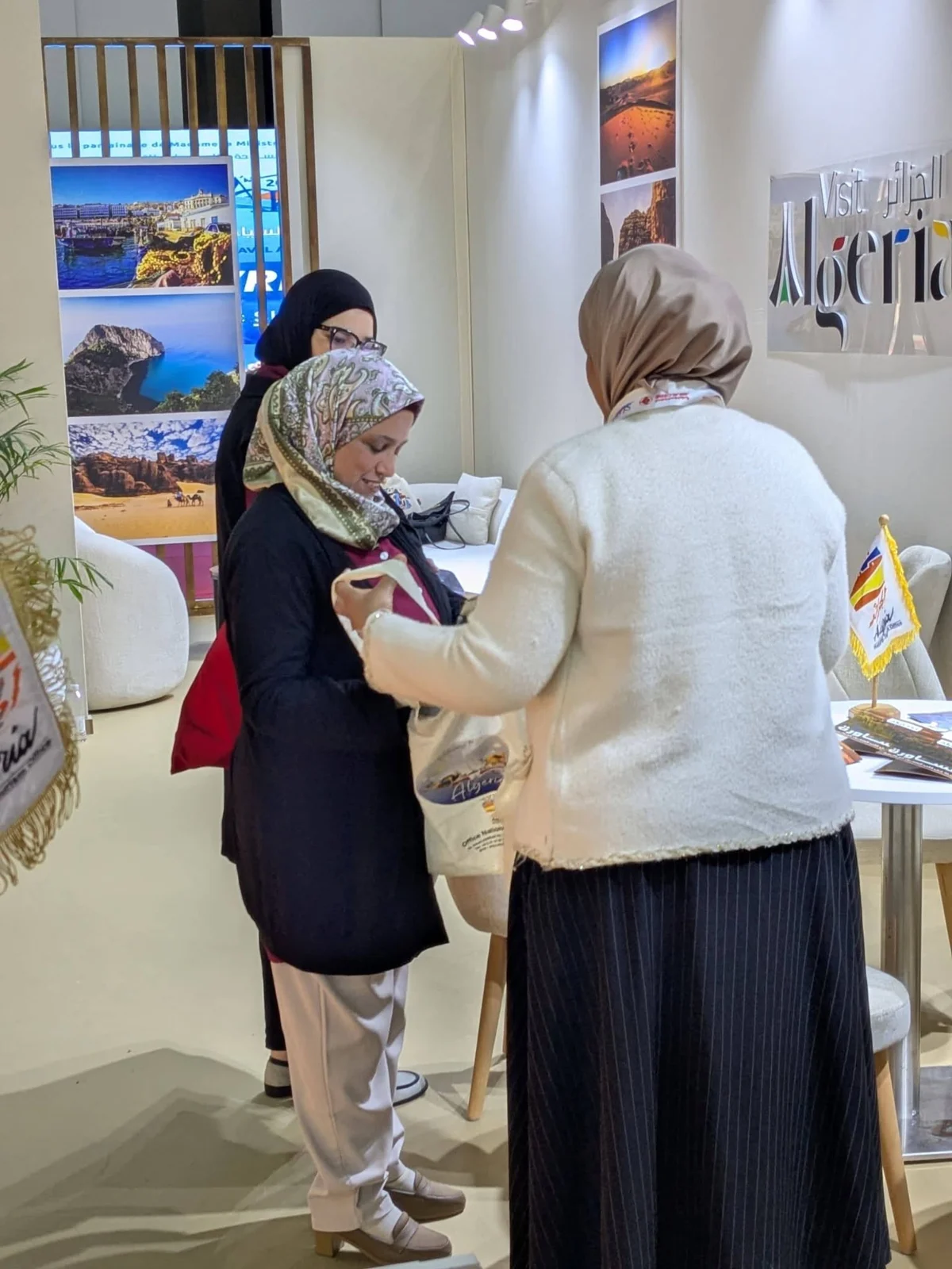 اليوم الثاني من مشاركة الديوان في صالون السياحة بوهران