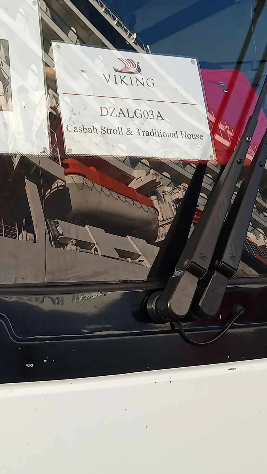 Llegada del barco de pasajeros Viking Saturn Bergen al puerto de Álxira