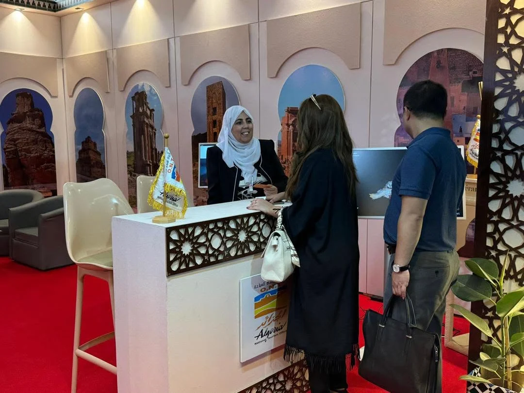 توافد الزوار إلى جناح السياحة والصناعة التقليدية في IATF 2025