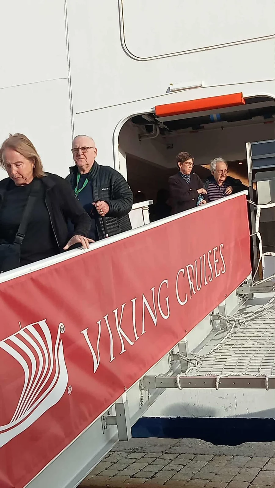 Принятие туристического лодки Viking Saturn в порту Алжира