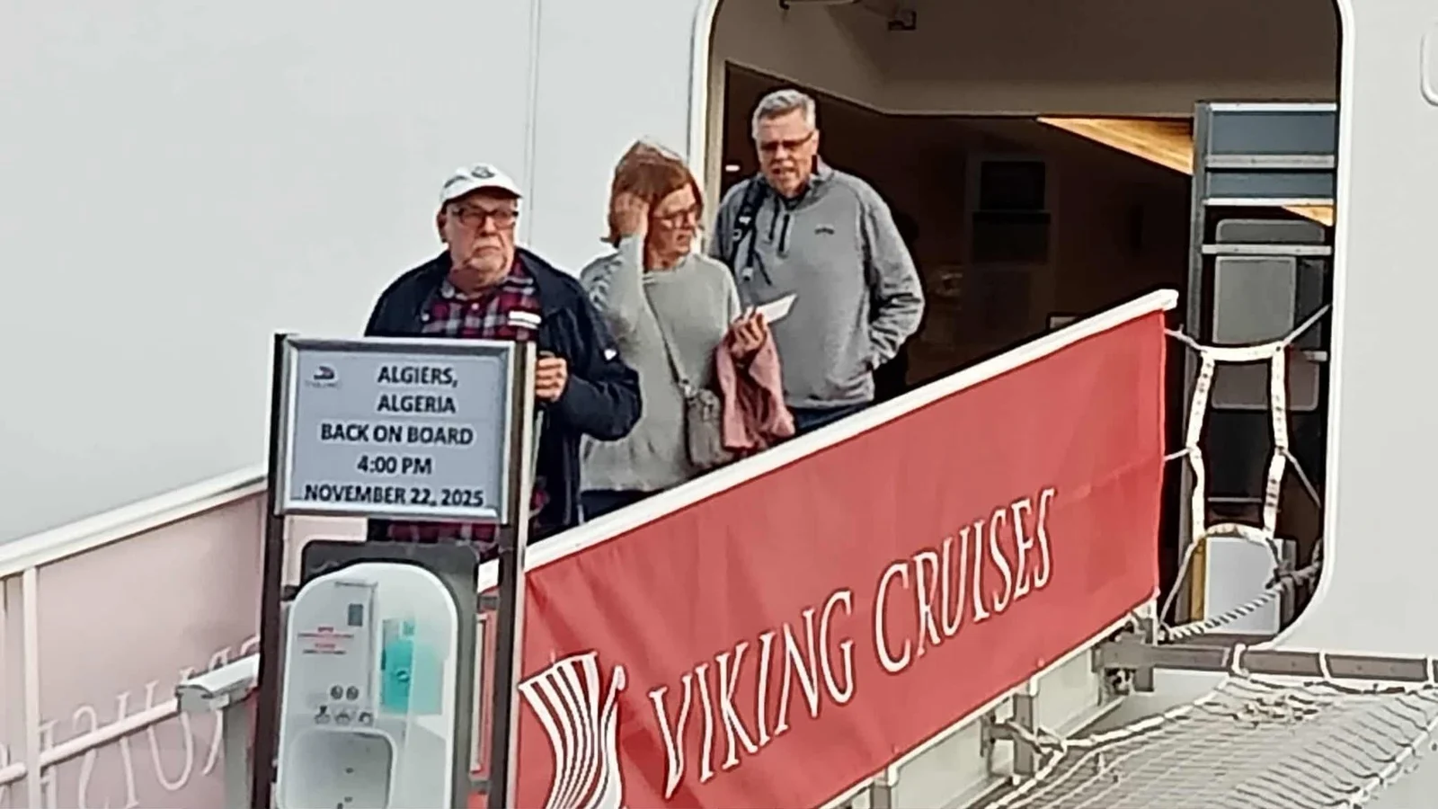 Принятие туристического лодки Viking Saturn в порту Алжира