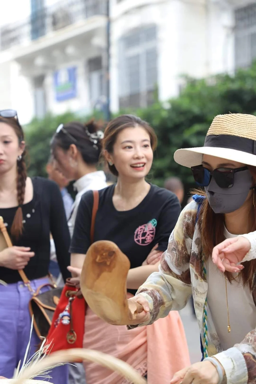 游客在阿尔及尔市中心无车日探索文化活动