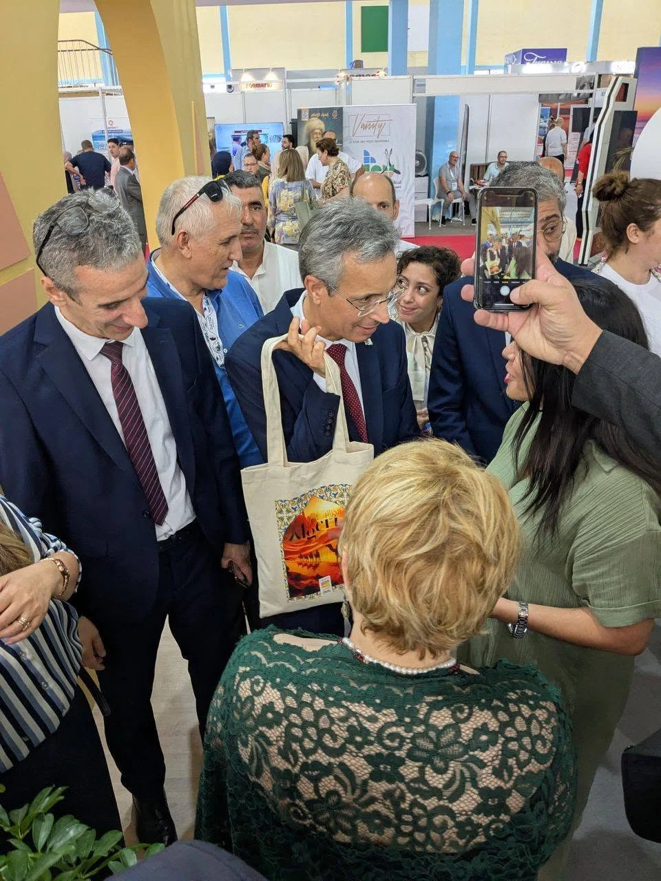 Llegada de los operadores turísticos al salón del Consejo en SITEV 2025