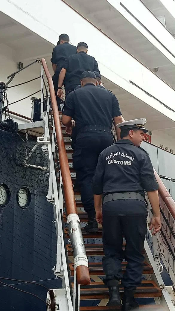 Arrivée d'un bateau touristique au port d'Alger