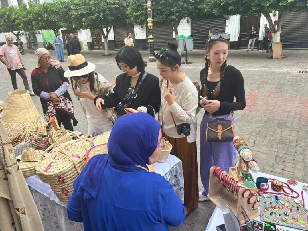 游客在阿尔及尔市中心无车日探索文化活动