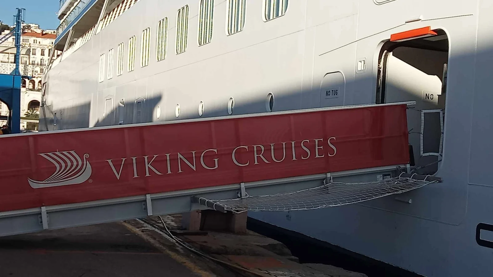 Llegada del barco de pasajeros Viking Saturn Bergen al puerto de Álxira