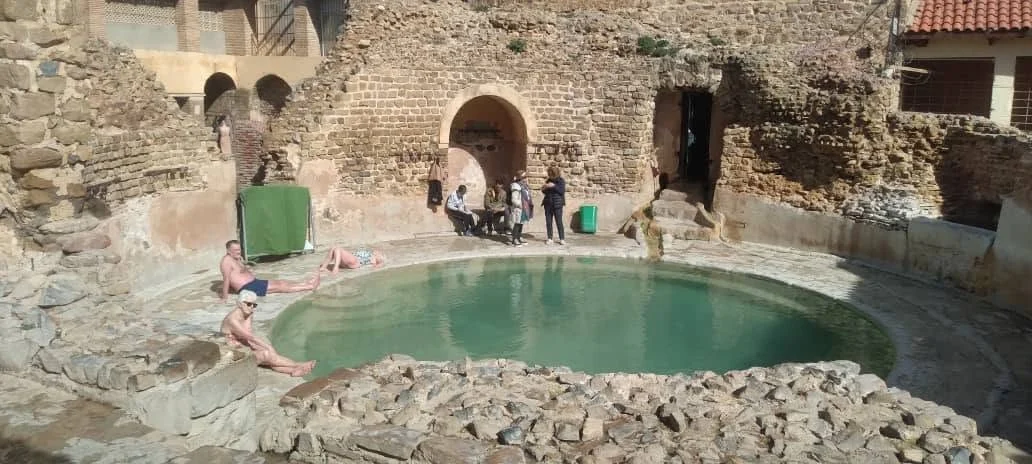 Accueil d’une délégation touristique australienne à Hammam Essalihine, à Khenchela