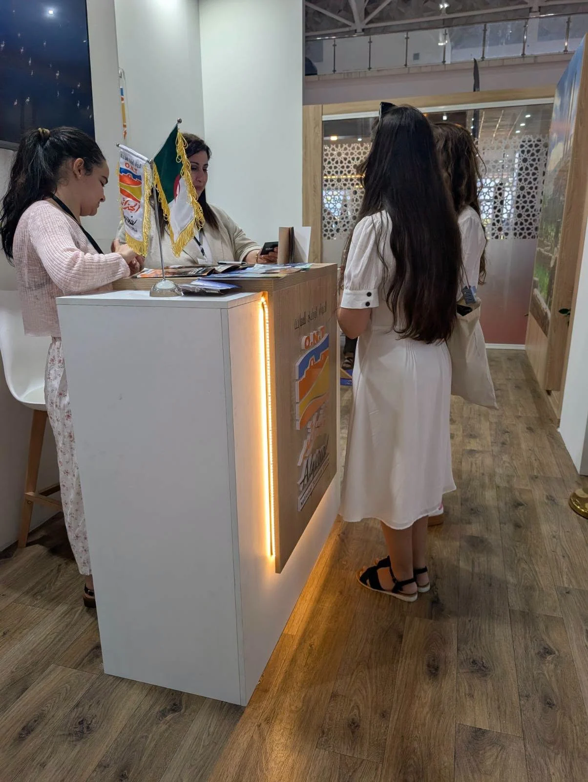 迪万参与了阿尔及尔国际博览会第57届展期