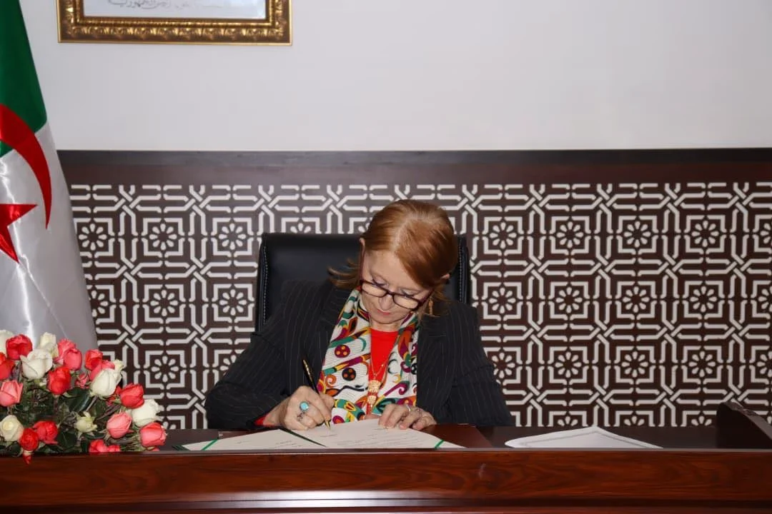 Firma de un protocolo de cooperación para la formación de guías turísticos no certificados entre el Ministerio de Turismo y la Industria Tradicional y el Ministerio de Formación y Educación Profesional