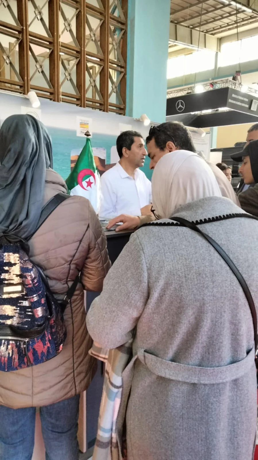 إقبال العائلات والأطفال على جناح الديوان بمعرض الإنتاج الجزائري