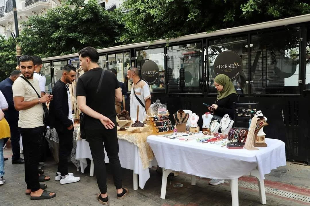 游客在阿尔及尔市中心无车日探索文化活动