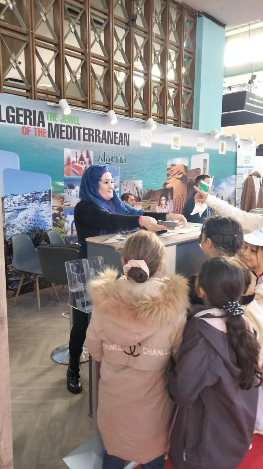 إقبال العائلات والأطفال على جناح الديوان بمعرض الإنتاج الجزائري