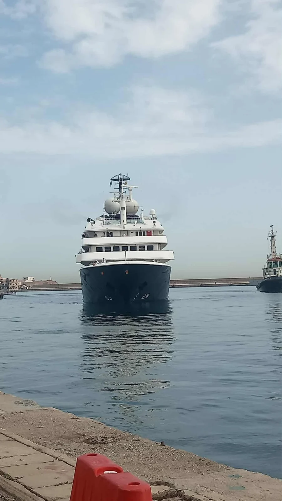 Arrivée d'un bateau touristique au port d'Alger