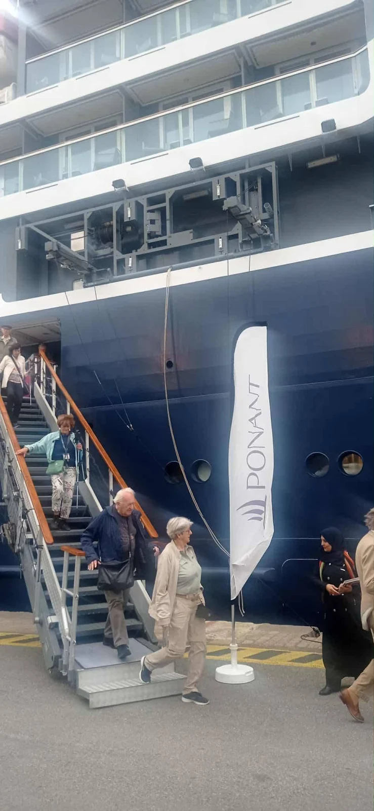 Arrivée du navire PONANT Le Mont d'Urville au port d'Alger