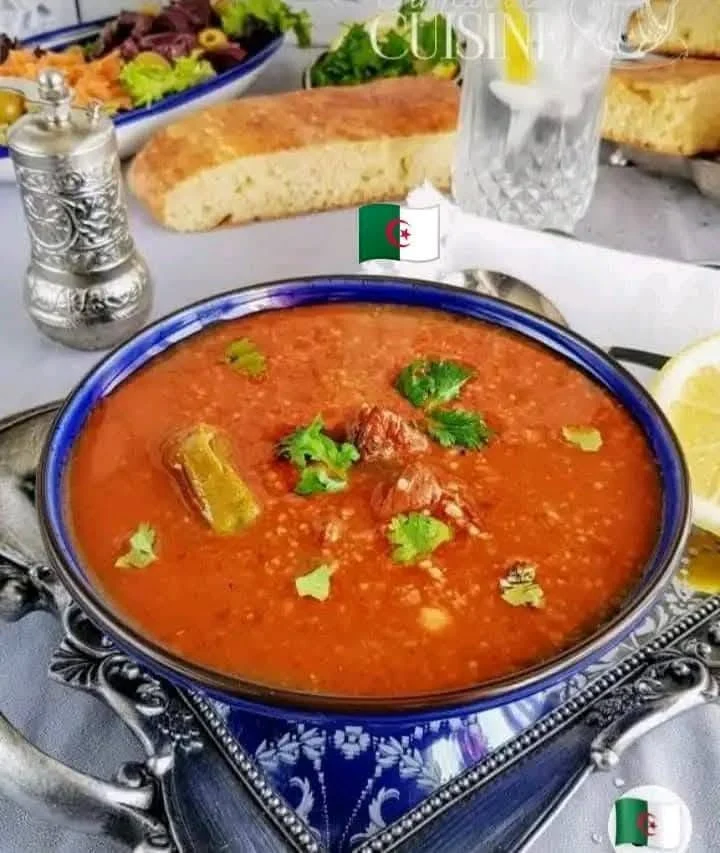 Чашка фрик — женщина на завтраке в Алжире