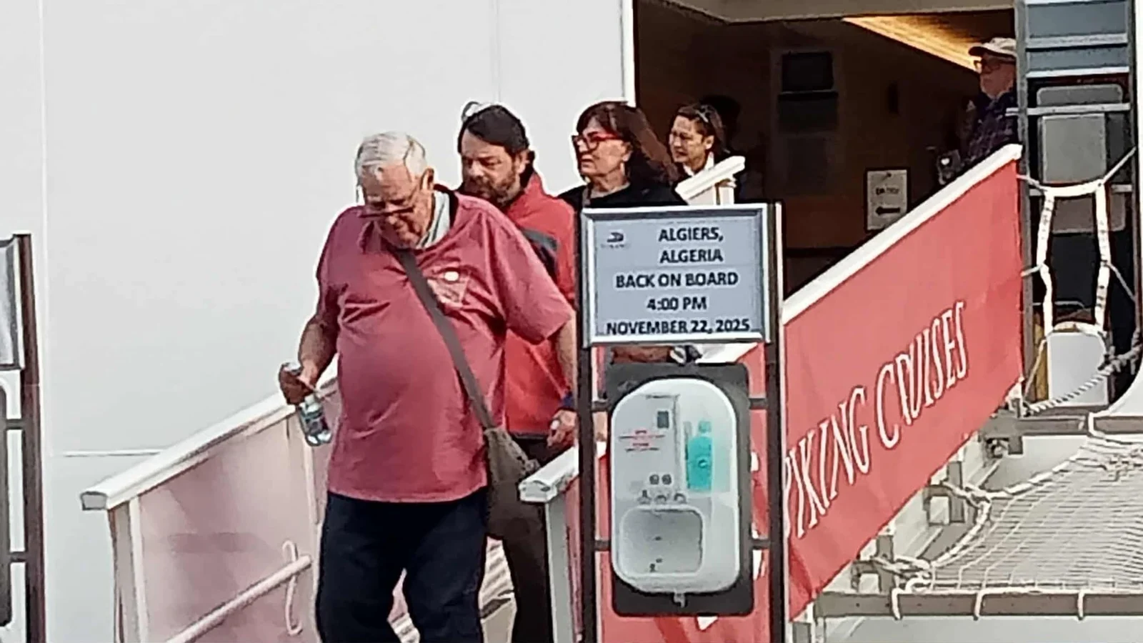 Принятие туристического лодки Viking Saturn в порту Алжира
