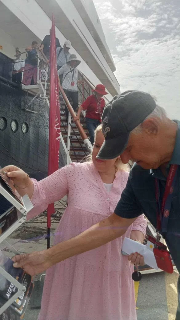 Arrivée d'un bateau touristique au port d'Alger