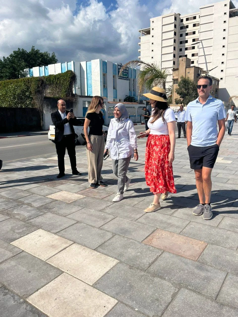 美国新闻代表团完成在阿涅巴的考察之旅