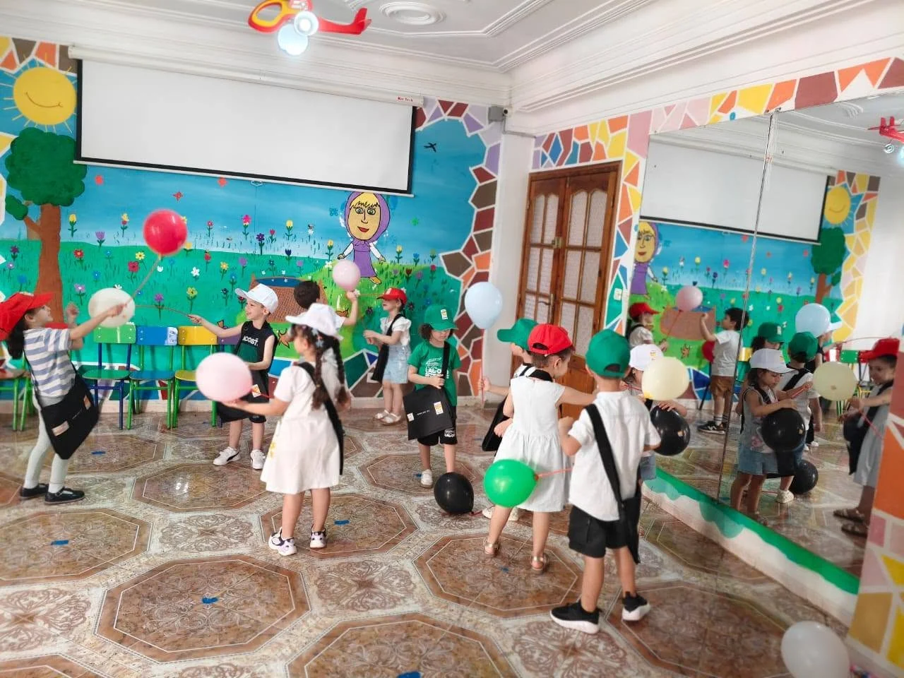 迪万访问儿童游戏室,以庆祝国际儿童日