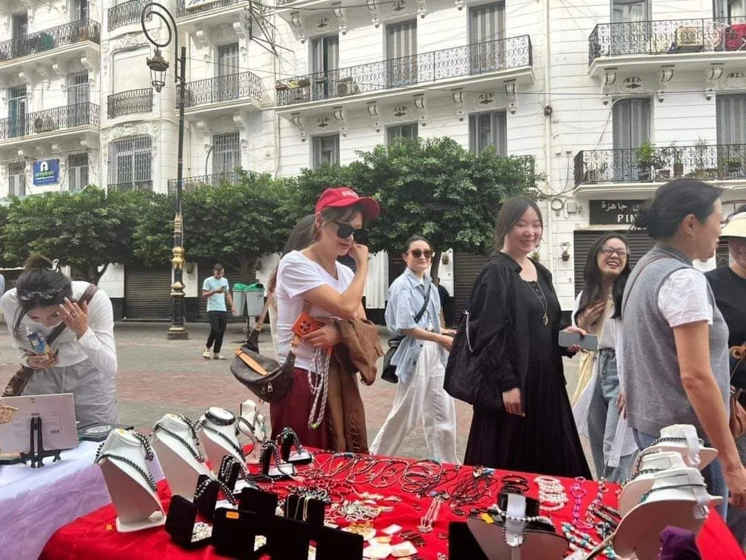 游客在阿尔及尔市中心无车日探索文化活动