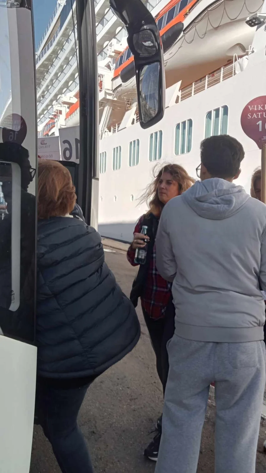 Llegada del barco de pasajeros Viking Saturn Bergen al puerto de Álxira