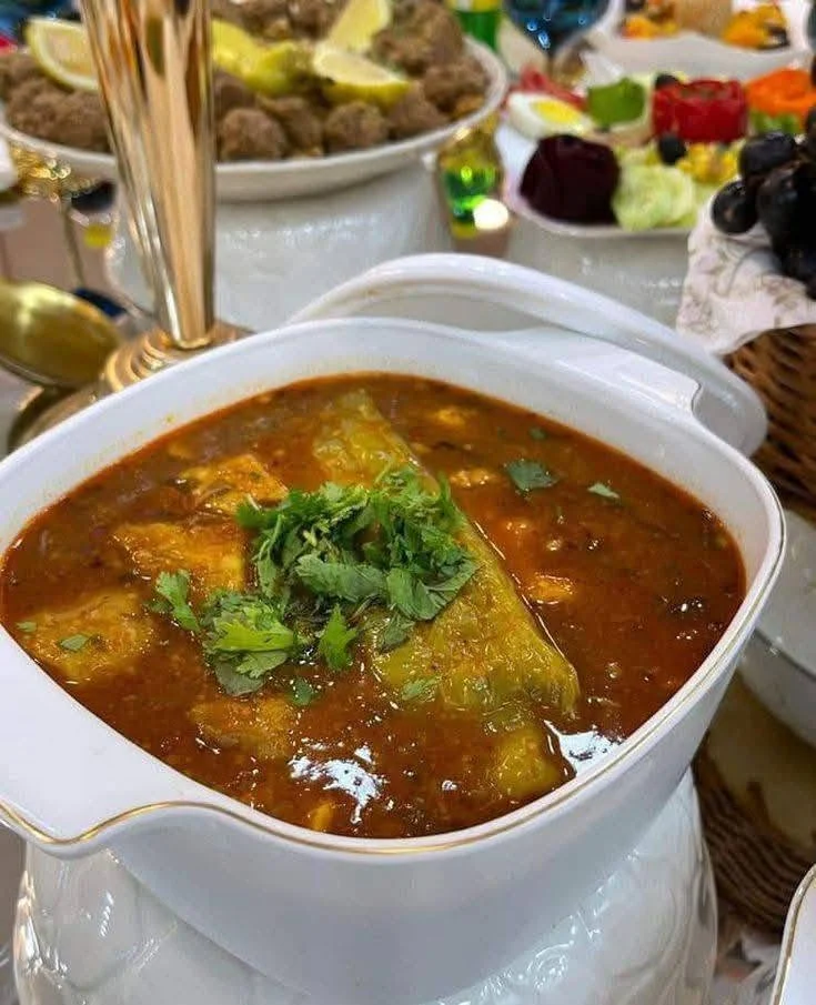 Чашка фрик — женщина на завтраке в Алжире