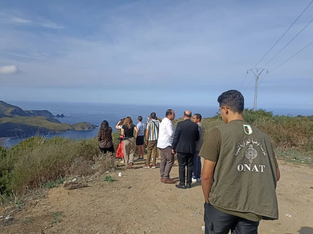 美国新闻代表团完成在阿涅巴的考察之旅