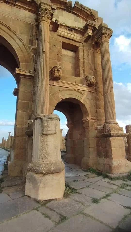 媒体人开启旅程,介绍历史旅游路线